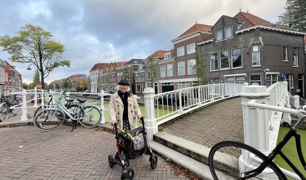 Stadsschoon of onoverkoombare barrière? Alien van der Werf kan alleen veilig over de brug halverwege het Oosteinde komen, als vriendinnen die aan de overkant van de gracht wonen haar helpen. (Foto’s: Nico Jouwe) 