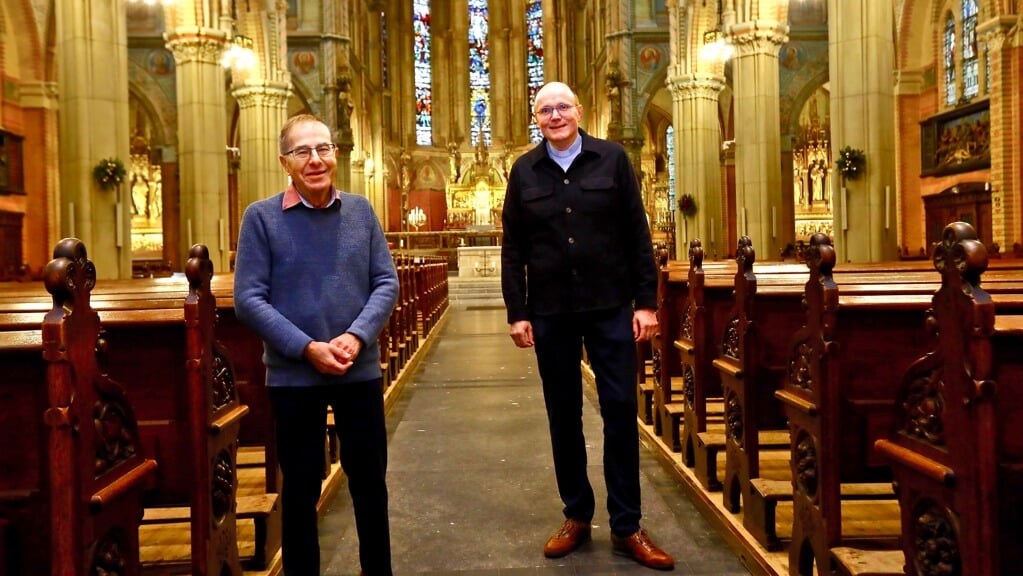 Ton van Riet (links) en Melchior Kerklaan (rechts) helpen namens het R.K. Stadsdiaconaat iedereen, ongeacht wie je bent. (Foto: Koos Bommelé)