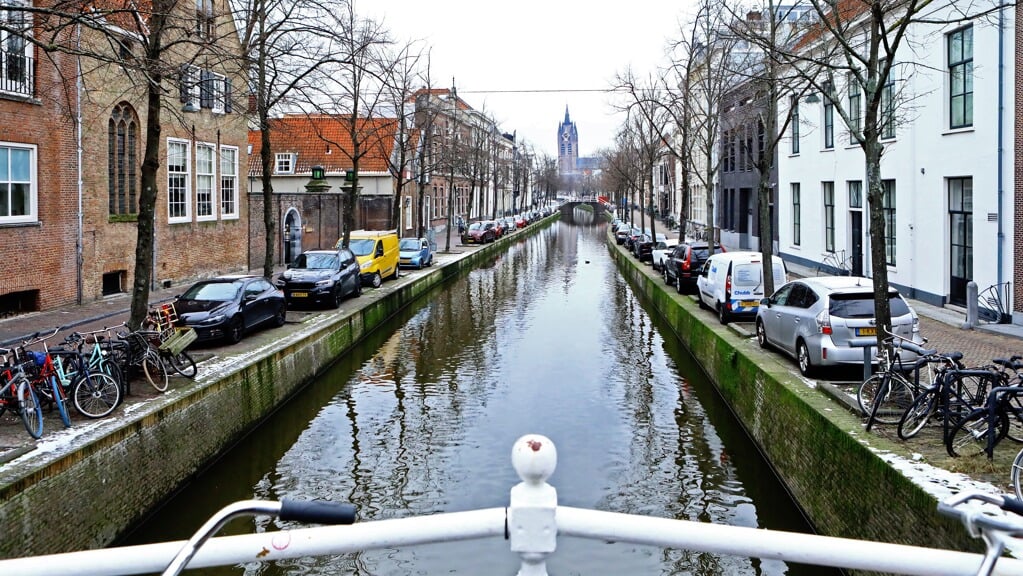 Het zuidwestelijk deel van de binnenstad, waaronder de Oude Delft, wordt autoluw als het aan het college ligt. (Foto: Koos Bommele) 