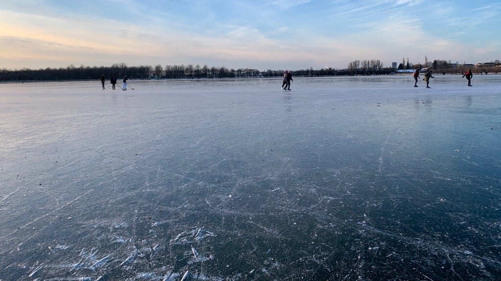 Volgens Delfland is schaatsen op water waar de gemalen water wegpompen, zoals grachten, sloten en meren, erg gevaarlijk. 