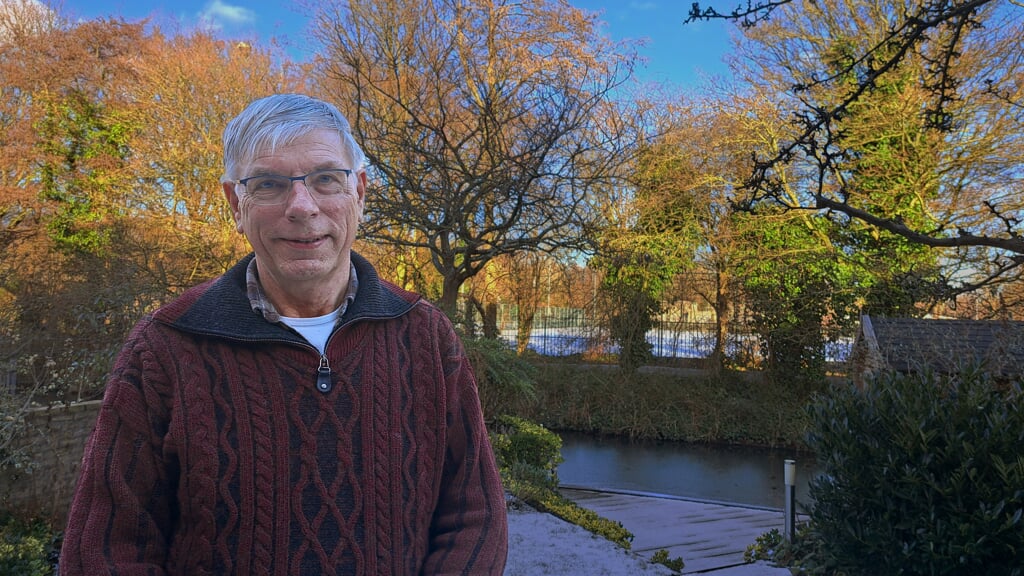 Foto nu: Wim van Leeuwen in zijn achter tuin.