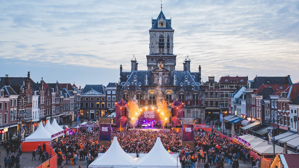 Over 80 dagen staat de Delftse Markt vol met vierduizend feestgangers tijdens Oranjekoorts Koningsnacht Festival! (Foto: Lotte Spek) 