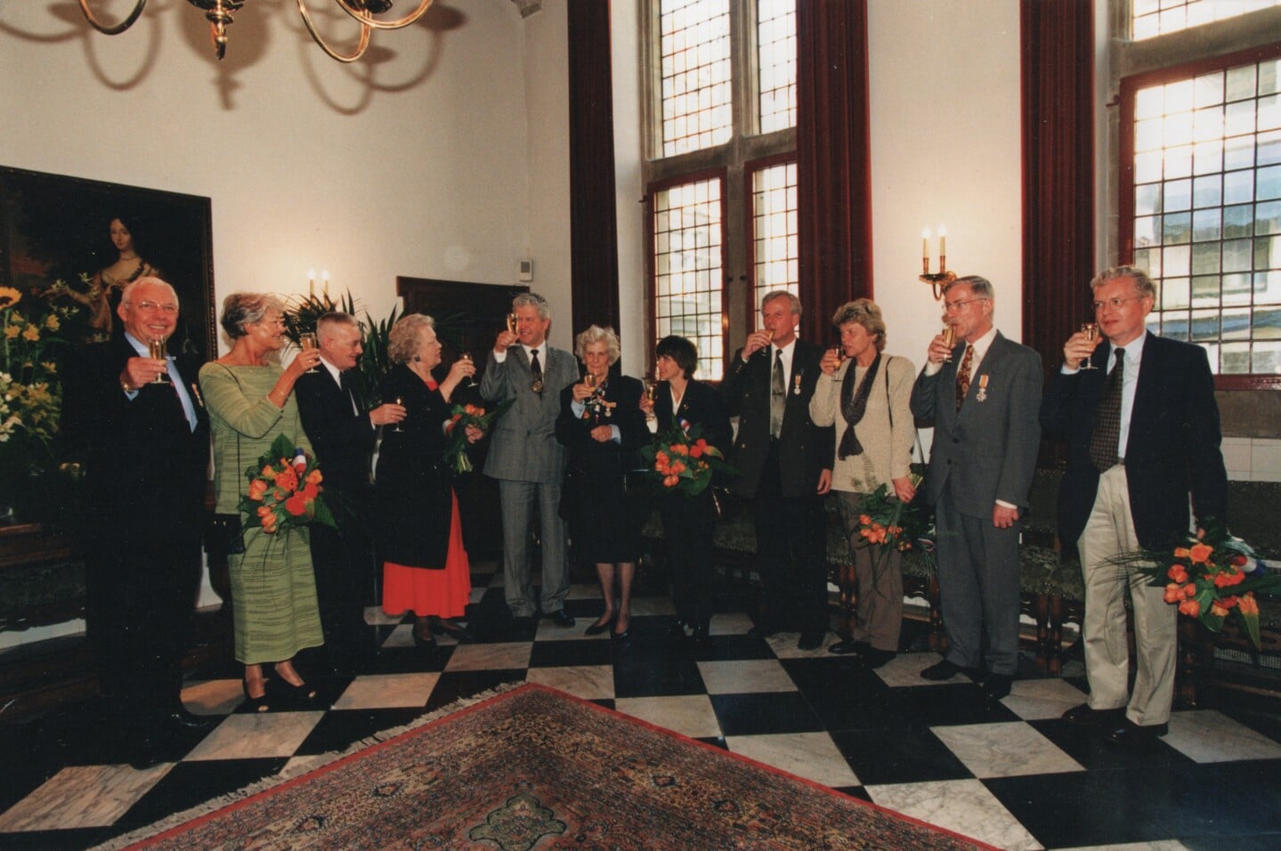 Foto vroeger: Dick van Leeuwen (links) met zijn onderscheiding.