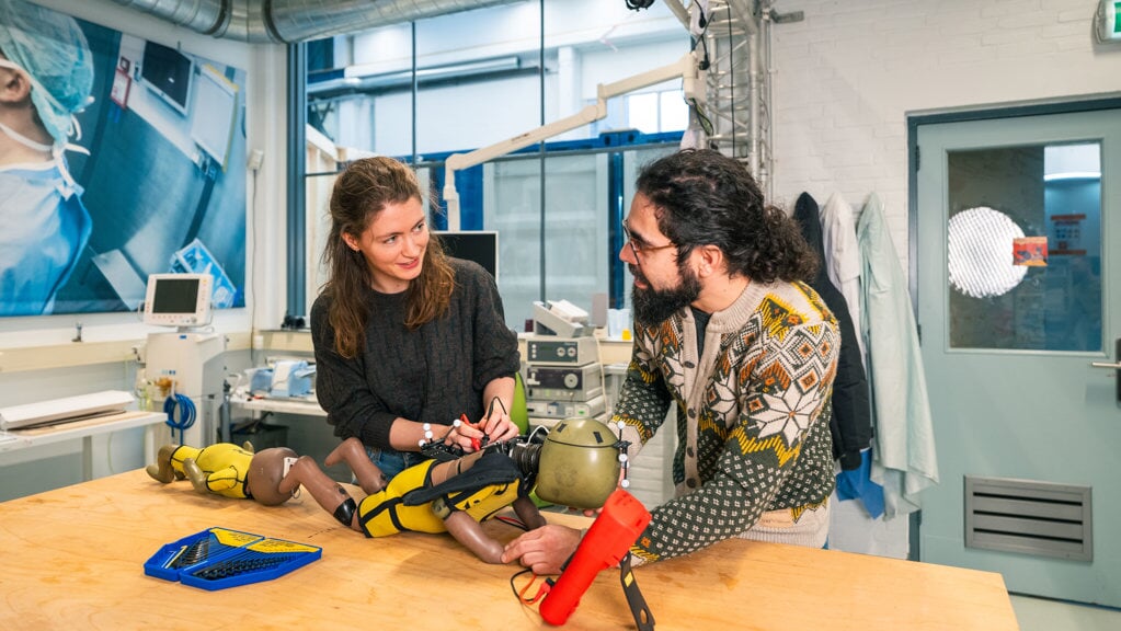 Onderzoekers van de TU Delft, faculteit Mechanical Engineering, gebruiken een pop en computermodellen om in kaart te brengen welke versnellingen er op het hoofd werken tijdens het schudden. 