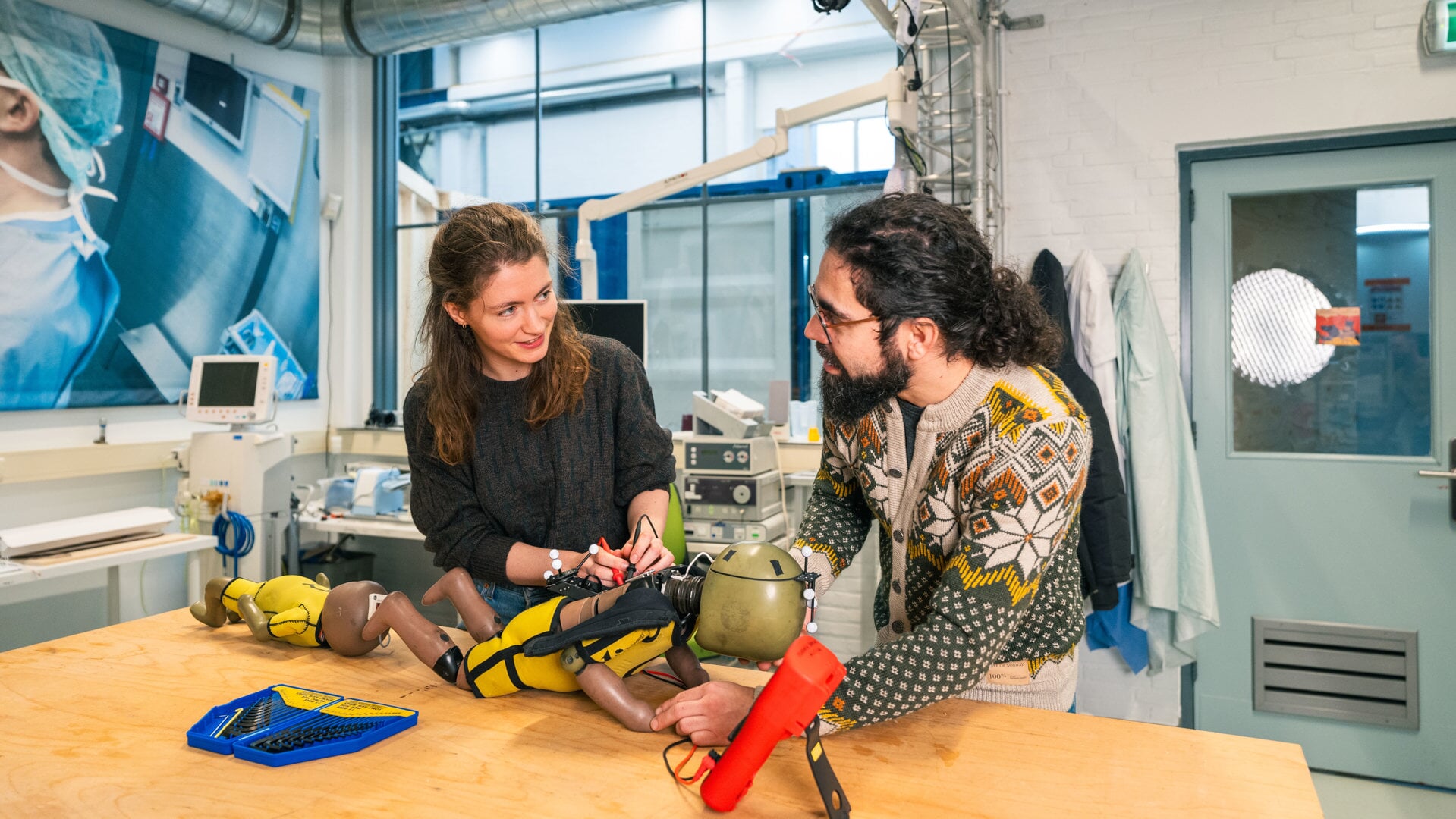Onderzoekers van de TU Delft, faculteit Mechanical Engineering, gebruiken een pop en computermodellen om in kaart te brengen welke versnellingen er op het hoofd werken tijdens het schudden. 