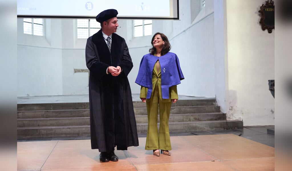 Sheila Sitalsing ontving op maandag 29 januari een eredoctoraat van Menno Hurenkamp, hoogleraar Democratie als mensenwerk aan de UvH. (Foto: Jos Kuklewski)