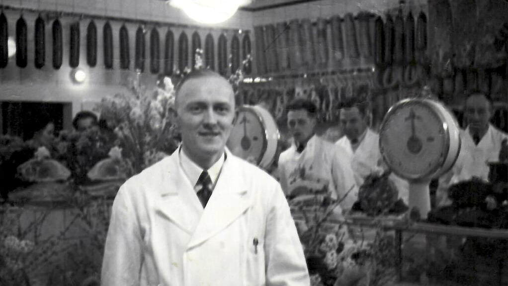 Foto vroeger: Vader (Piet van Vliet) in de slagerij P.C. van Vliet en Zonen