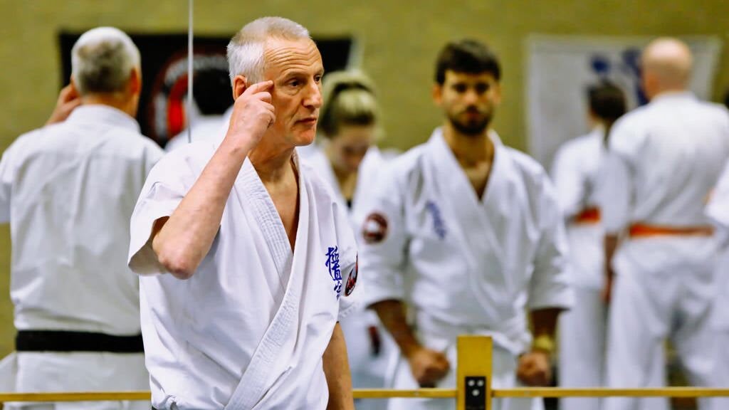 Cor Mol is inmiddels 64 jaar oud, maar heeft nog steeds een grote passie voor karate. (Foto: Koos Bommelé)