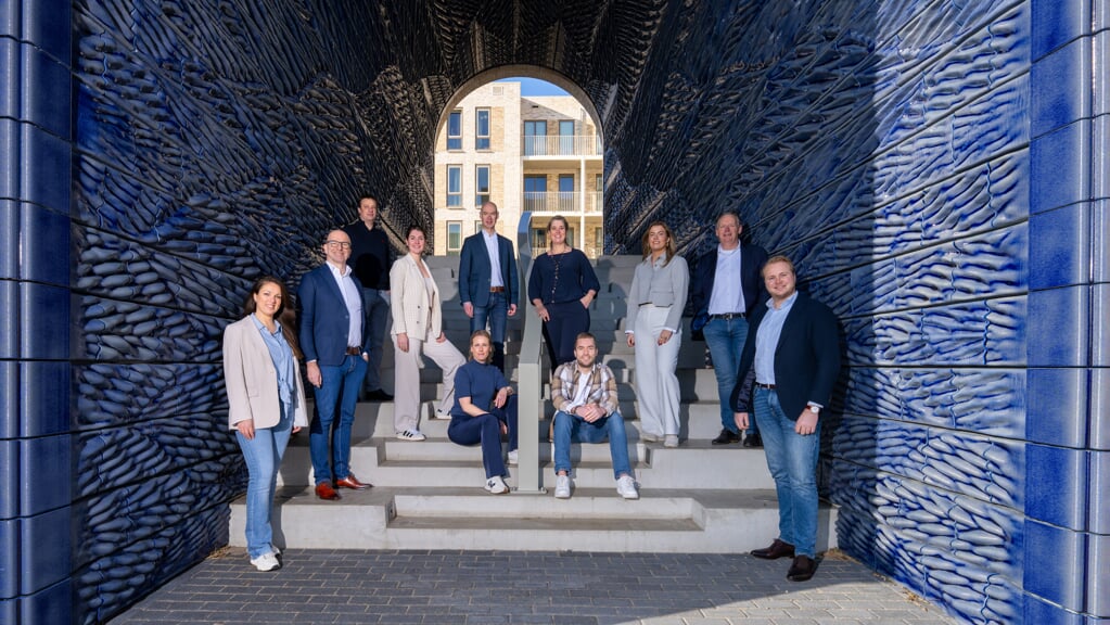 Het trotse team van Van Daal Makelaardij in een toepasselijke entourage: de moderne variant van Delftsblauw in het complex Poortmeesters 