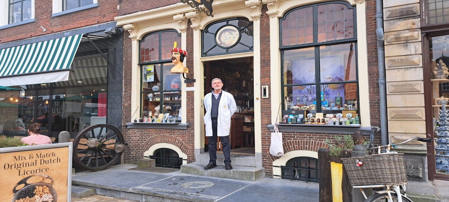 Foto nu: Robert Vlugt voor zijn iconische winkel aan de Markt