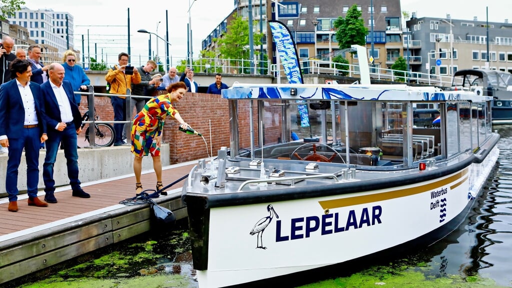 Wethouder Martina Huijsmans doopte de eerste Delftse Waterbus op 1 juni 2023. Minder dan een jaar later vaart de boot helaas niet meer. (Foto: Koos Bommelé)