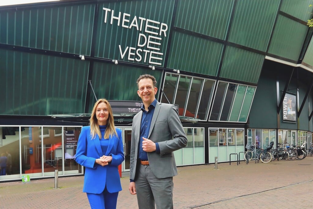 Directeur Marijtje Pronk en wethouder Frank van Vliet bij het huidige Theater de Veste (Foto: Koos Bommelé)