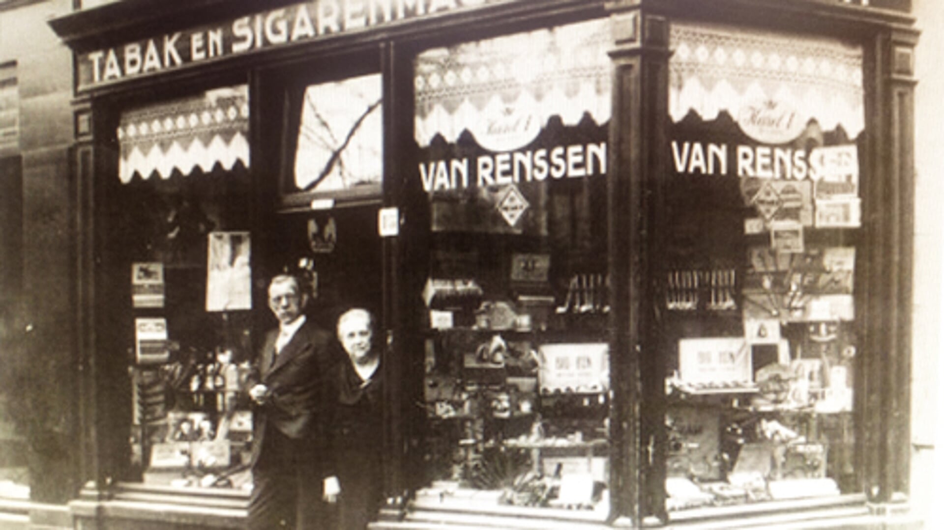 Foto vroeger: Generatie  één en twee Van Renssen voor de winkel