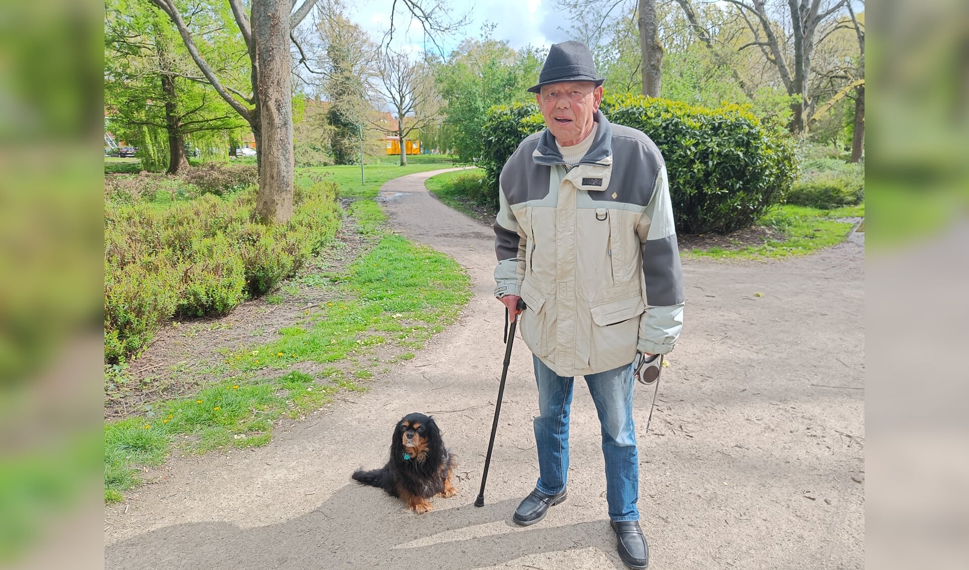 Wim met hondje Tessa in het Wilhelminapark in Delft.
