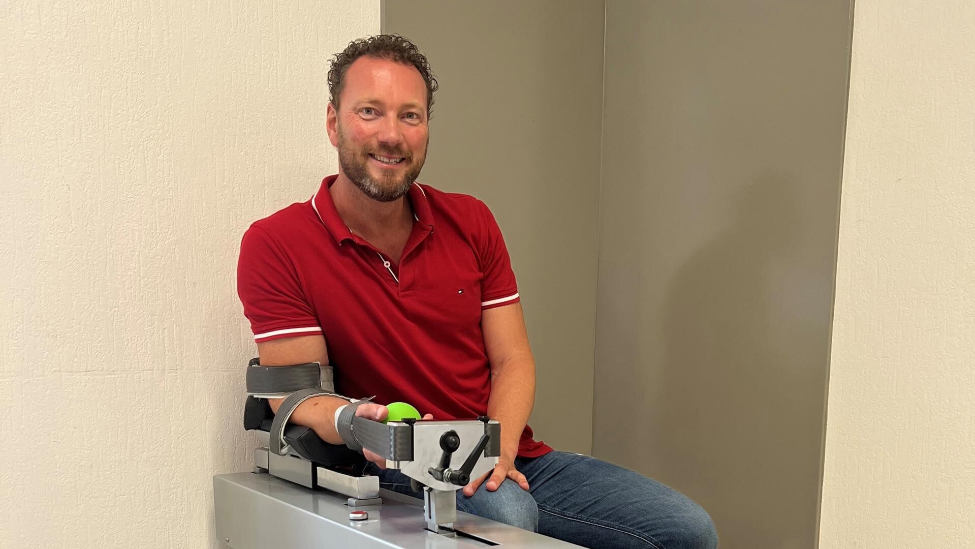 Fysiotherapeut Mark van Engelen bij het Phystrac-apparaat, waarmee al sinds 2011 uitstekende resultaten worden geboekt. 