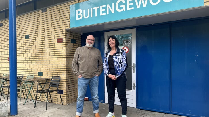 Edwin van der Spek en Nathalie van der Hak bij wijkcentrum BuitenGewoon. (Foto: Liesbeth de Boer)