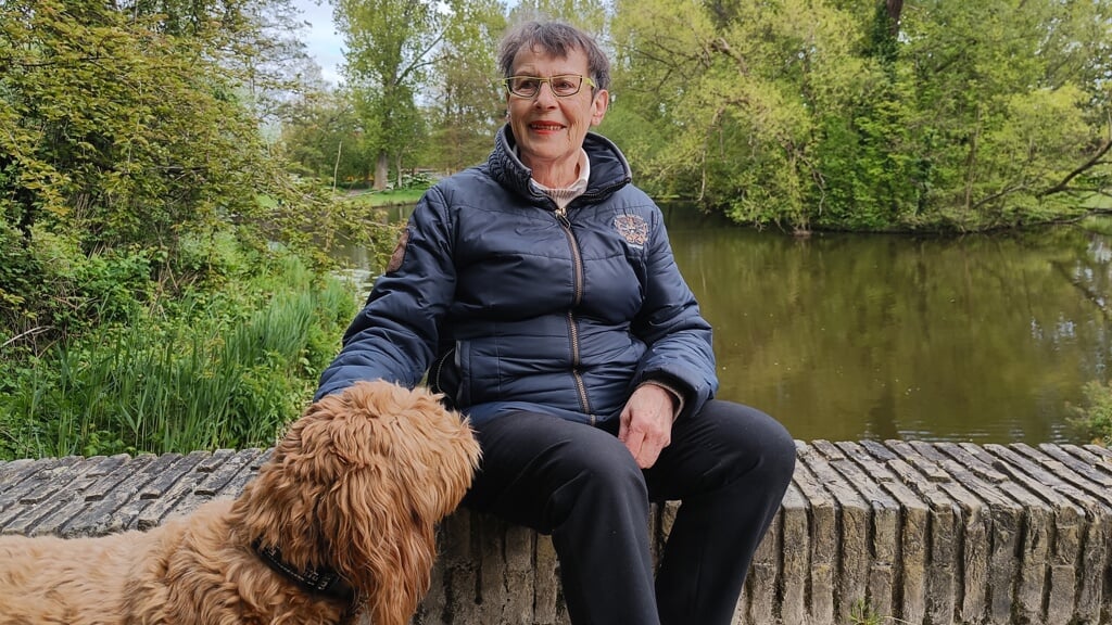 Lena met haar hond Ziva in het Wilhelminapark.