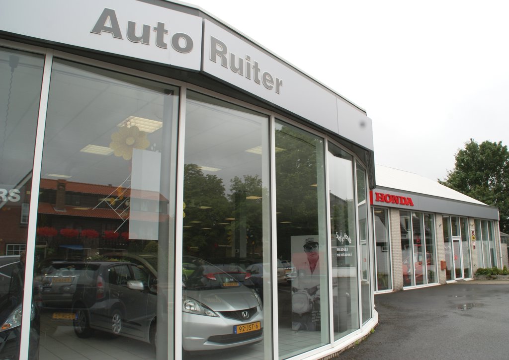 Het pand van Auto Ruiter, goed te herkennen aan het Oosteinde
in Wateringen.