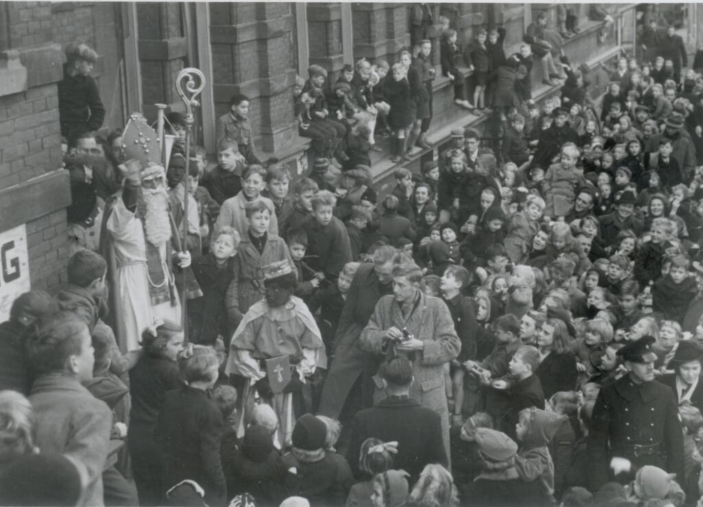 Sinterklaas komt aan op het station van Delft, 26 november 1945 (Foto: Van der Reijken)