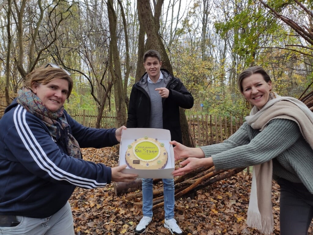 Locatiemanager Elena kreeg van projectleiders Jori en Judith een heerlijke taart. (Foto: PR) 