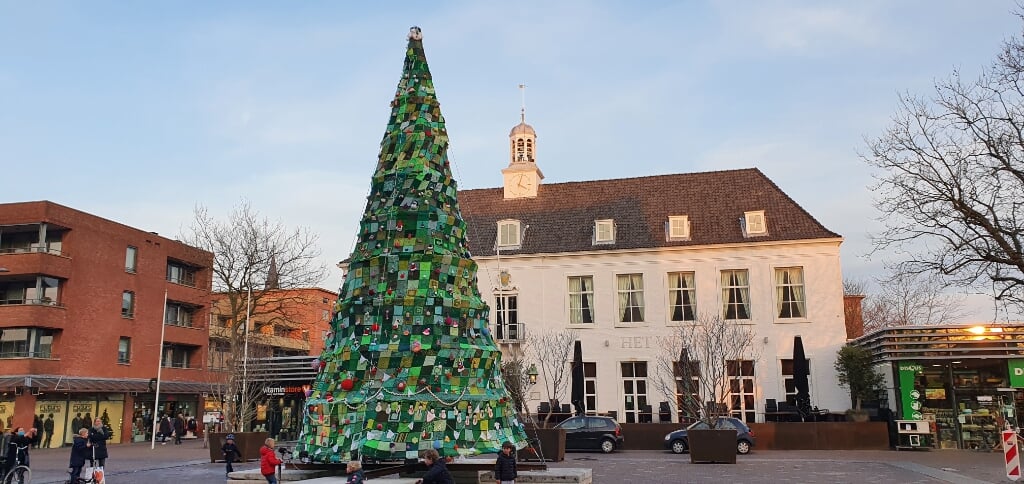 De gehaakte kerstboom op het Raadhuisplein