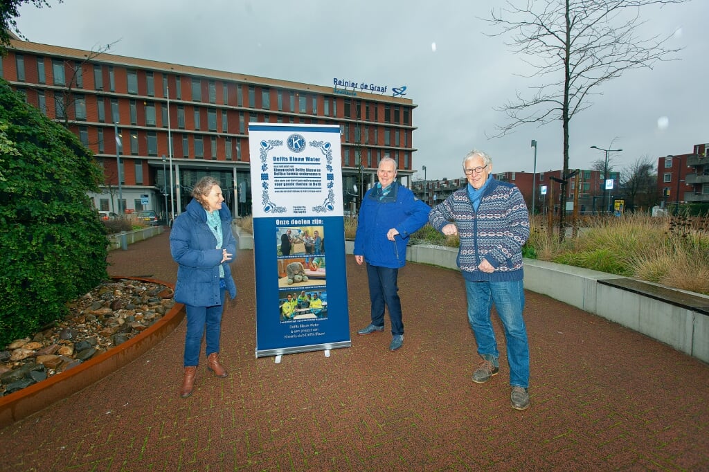 Simone Dina, Rob Beudeker en Dolph Paulsen (vlnr) voor het Delftse ziekenhuis.Op de banner de drie doelen van het Delfts Blauwe Water project die nu gerealiseerd zijn.