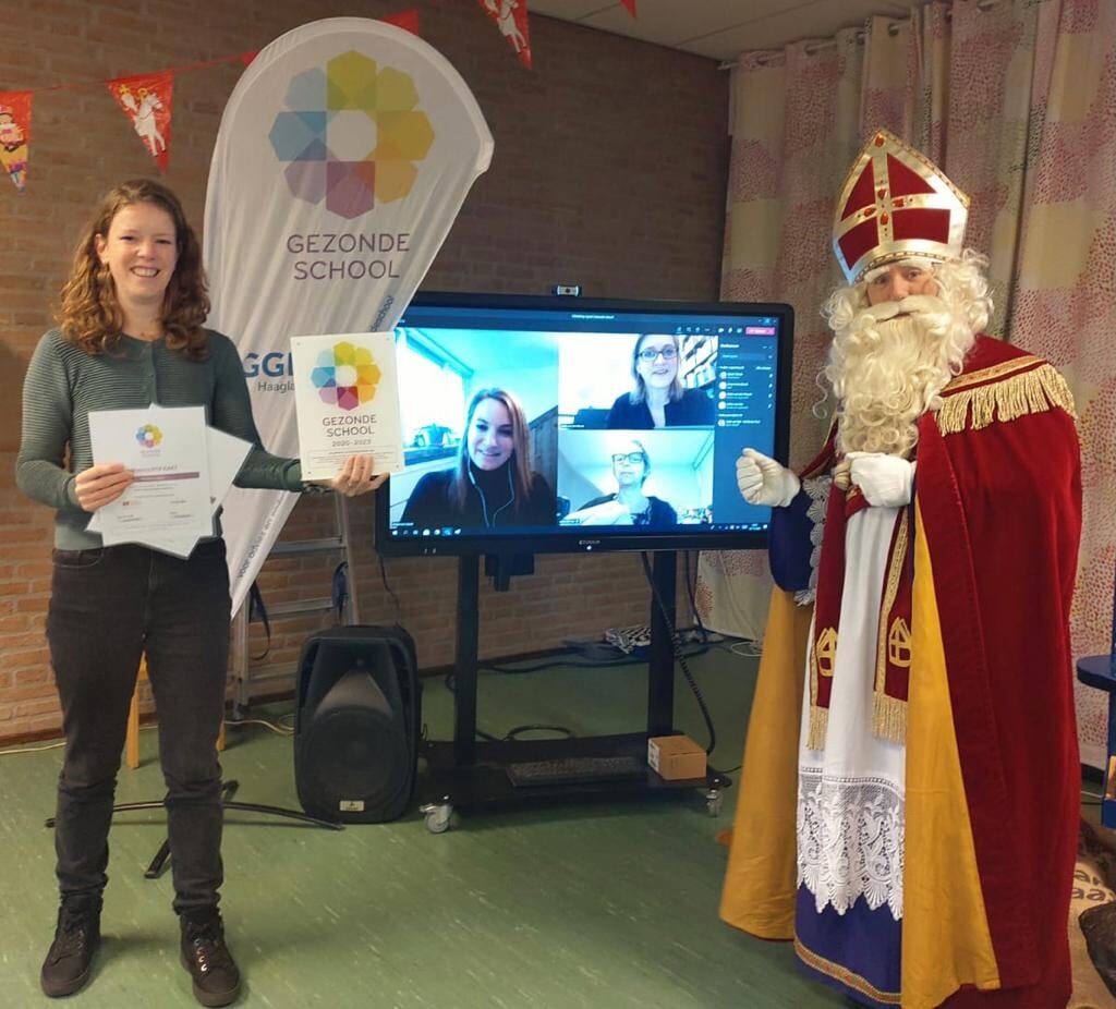 Sinterklaas reikt - met wethouder van der Woude online - twee certificaten van de Gezonde School uit aan IKC de Regenboog!