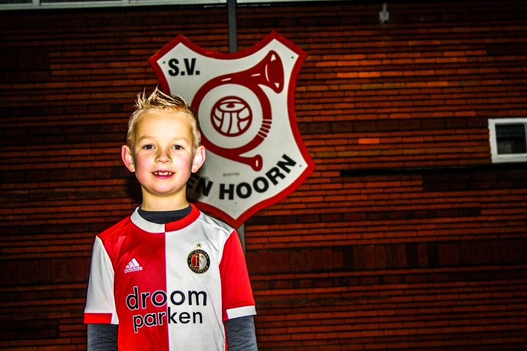 De achtjarige Scott voetbalt zowel bij S.V. Den Hoorn als bij Feyenoord