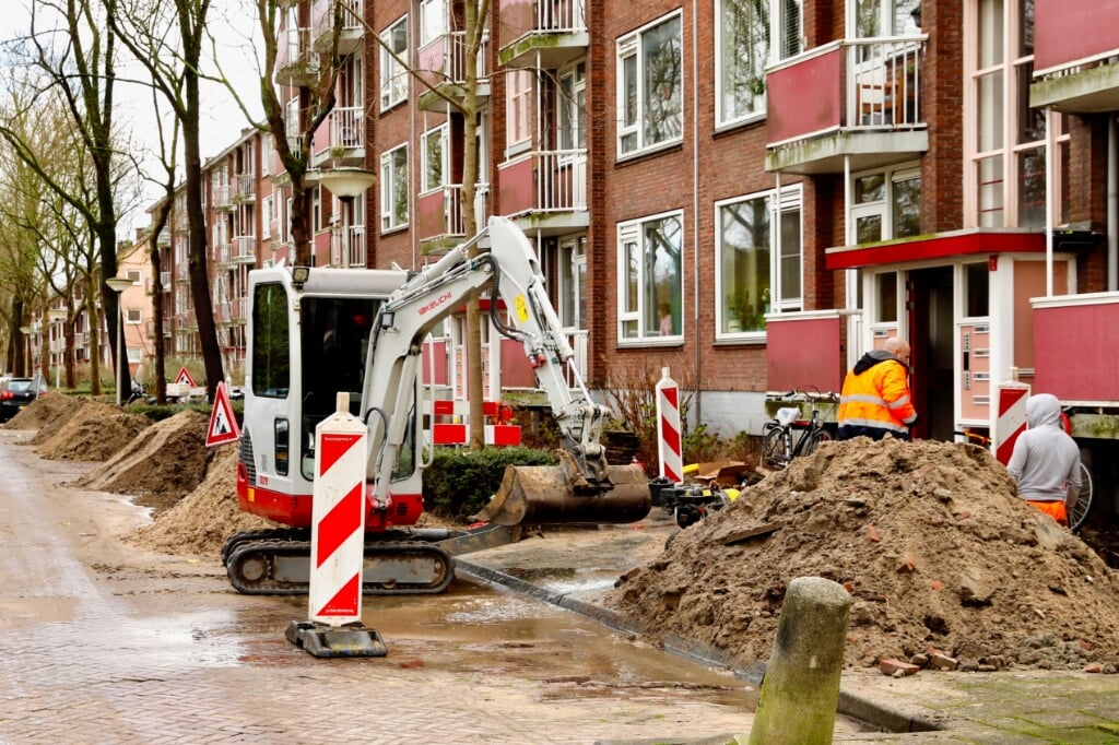 De broze gasleidingen worden vervangen, maar niet alle buurtbewoners zijn daarvan op de hoogte. (Foto: Koos Bommelé)