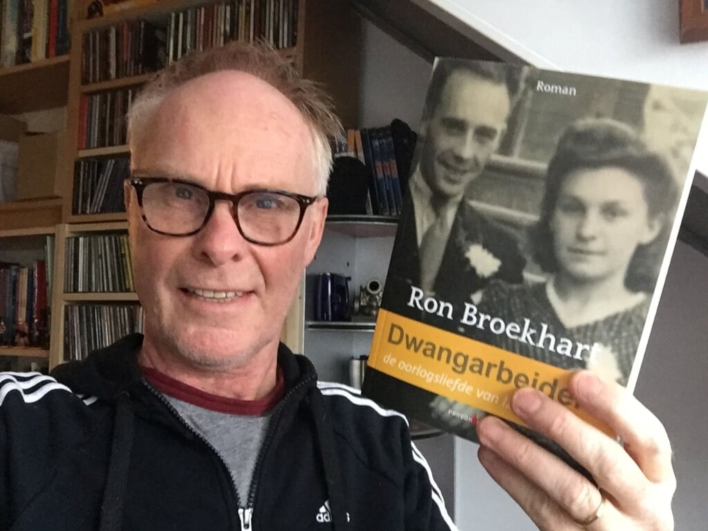 Ron Broekhart en zijn recent verschenen debuutroman 'Dwangarbeid'.