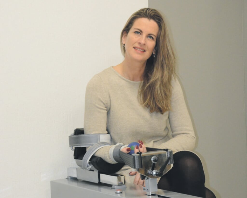 Ingeborg Beuzel bij het Phystrac-apparaat, waarmee al sinds 2011 uitstekende resultaten worden geboekt 