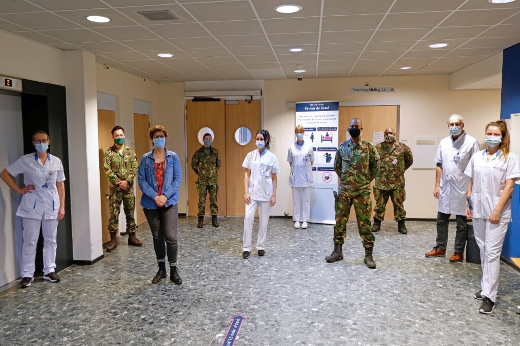 Vier militaire zorgverleners zetten zich in op de tijdelijke verpleegafdeling van het Reinier de Graaf ziekenhuis.