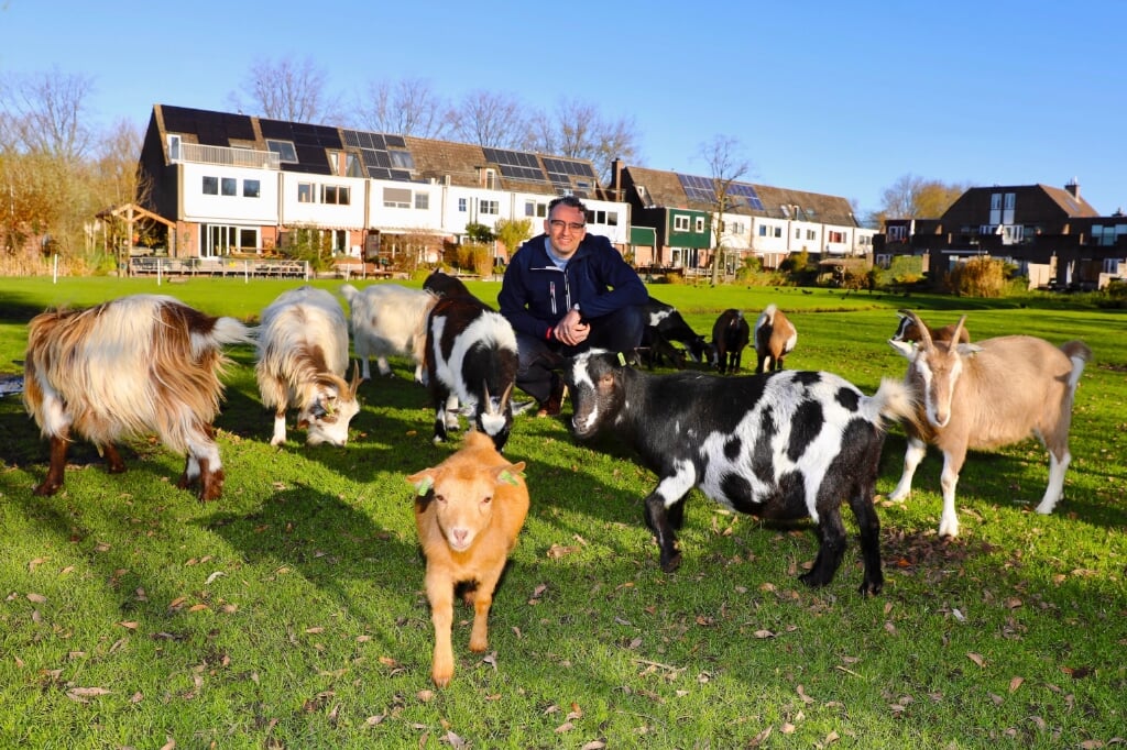 Ook voorzitter Remmelt Thijs gaf eerder al aan zich zorgen te maken om de toekomst van de kinderboerderij (Foto: Koos Bommelé)