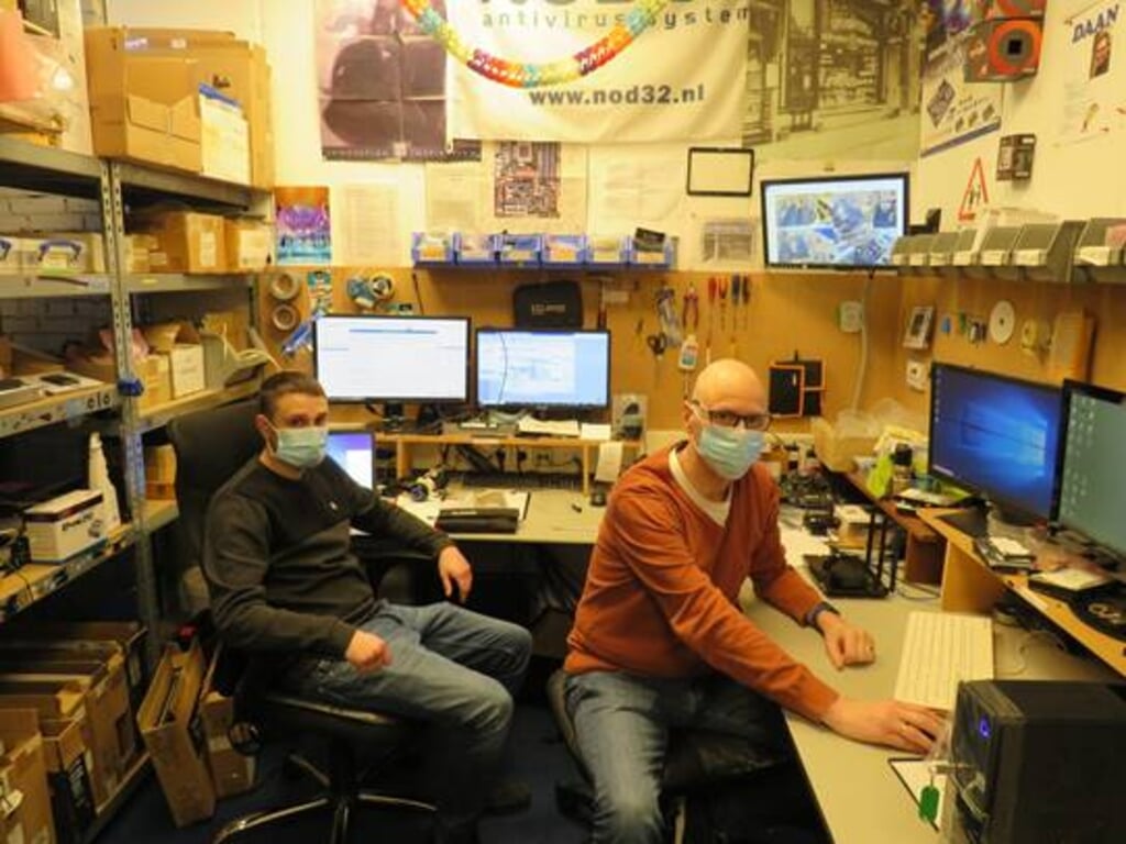 Erik van Schelven (r), samen met zijn collega Rick Bosch (l) het vertrouwde gezicht van Computershop Delft 
