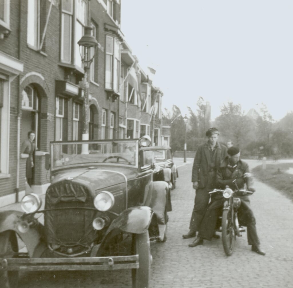 Op de motor waarschijnlijk een arrestatieteam van de Binnenlandse Strijdkrachten op de Kanaalweg tussen de Botaniestraat en de Oostpoortbrug, mei 1945. (Foto: M.W. van Batenburg, Stadsarchief Delft)