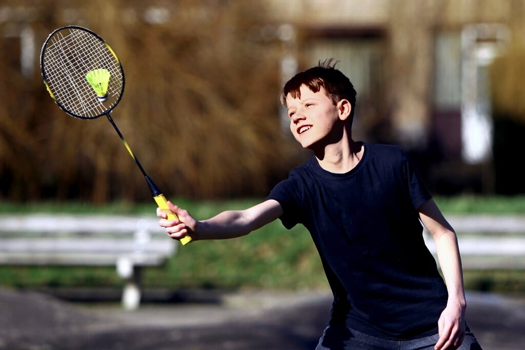 Thijs hoopt snel weer de zaal in te mogen om te badmintonnen (Foto: Koos Bommelé)