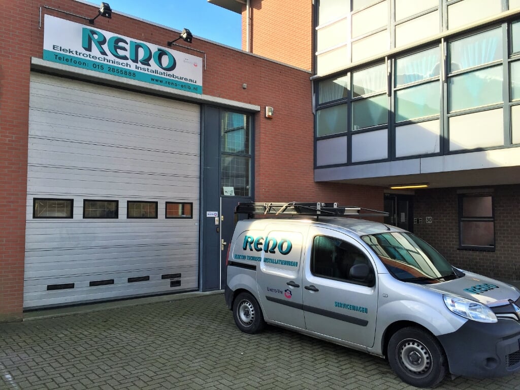 Bedrijfspand en bedrijfsauto van Reno,bekend in het Delftse straatbeeld.
