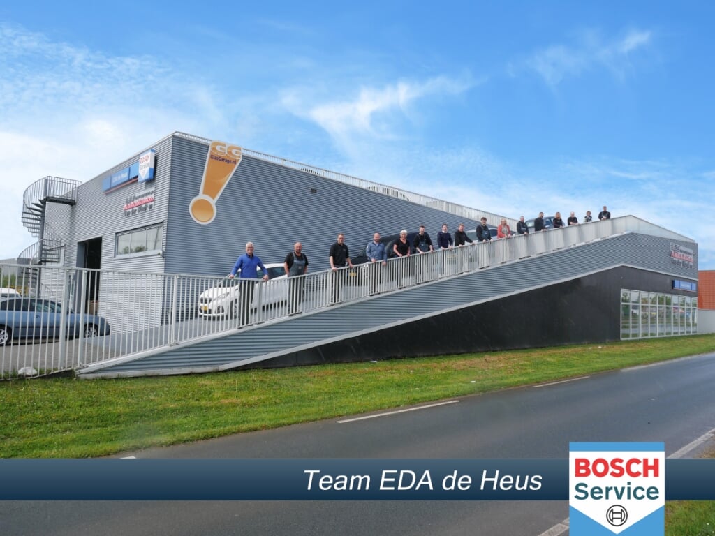 Het team van EDA de Heus bij het nieuwe pand aan de Harnaschdreef 9in Den Hoorn.