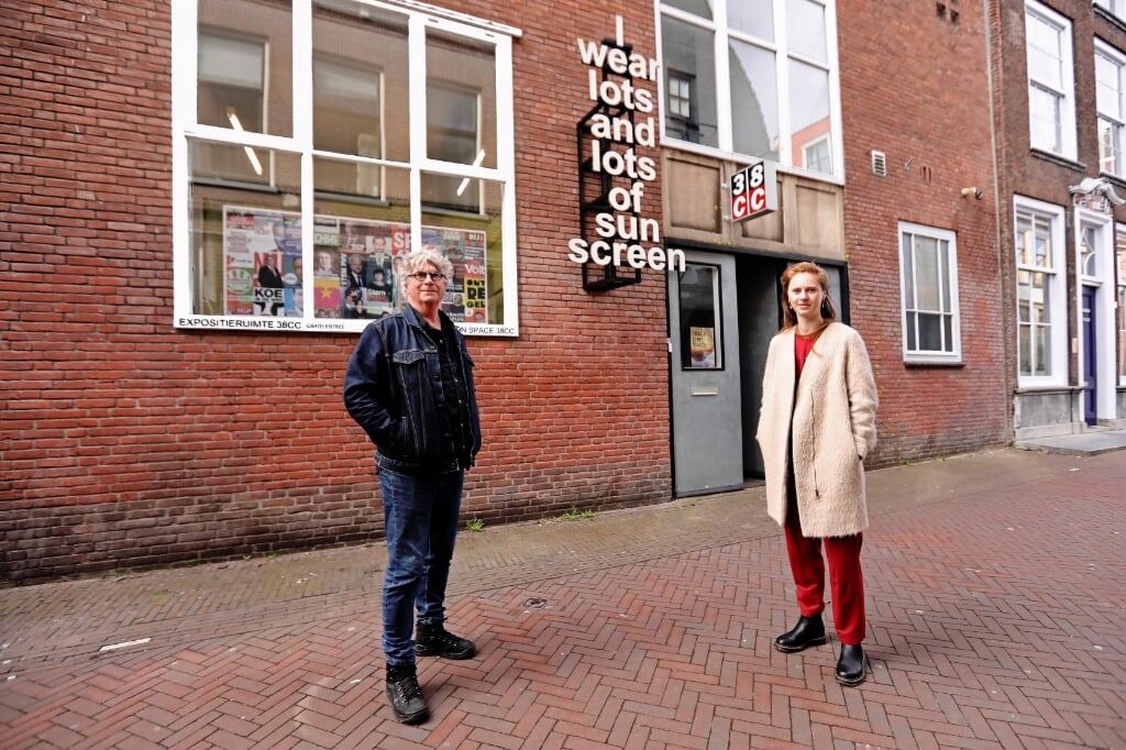 Directeur Coen de Jong en junior curator Jip Hinten vrezen voor de toekomst van 38CC (Foto: Koos Bommelé)