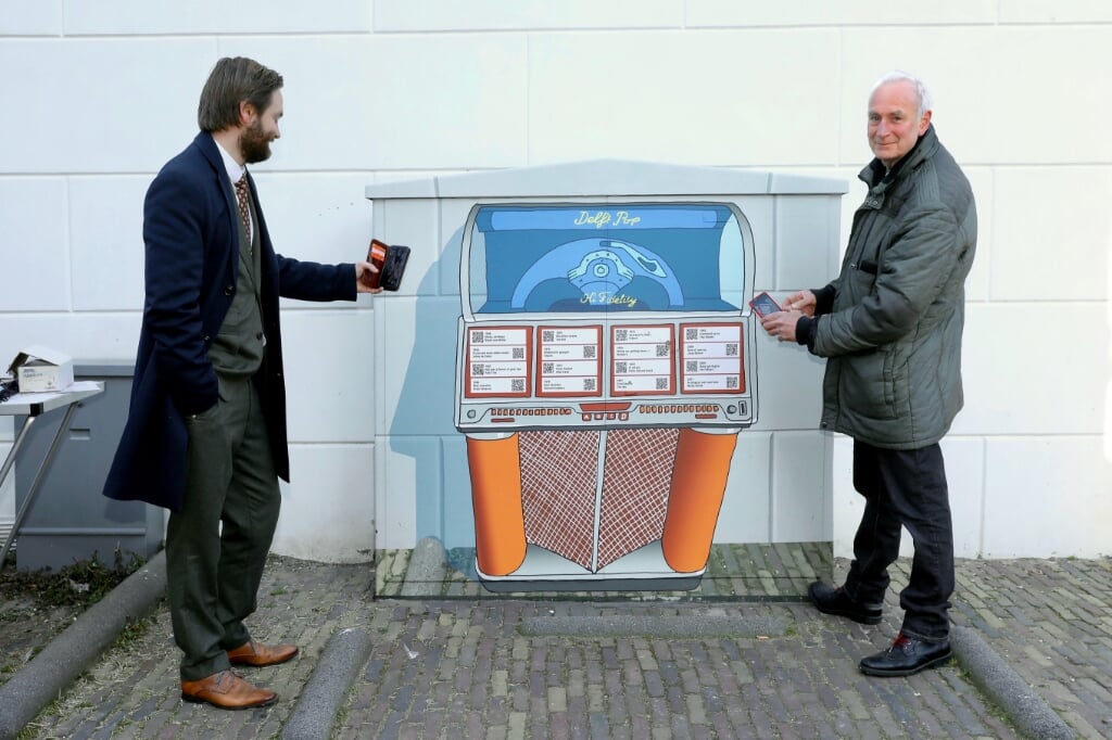 Wethouder Bas Vollebregt en Harry van Adrichem met de Delftse Jukebox (Foto: Koos Bommelé)