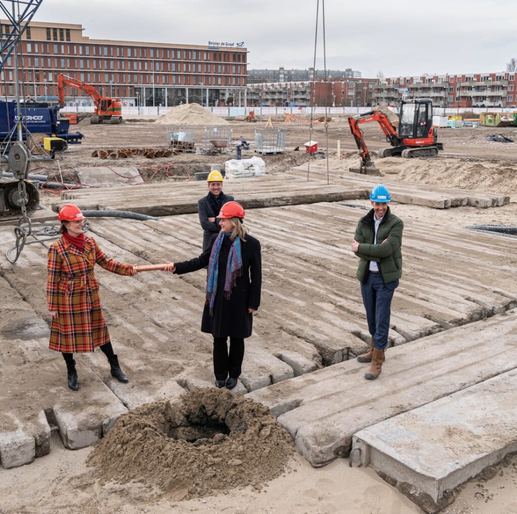 Wethouders Hatte van der Woude en Martina Huijsmans hebben de bouw van 351 woningen in Bethelpark officieel ingeluid 