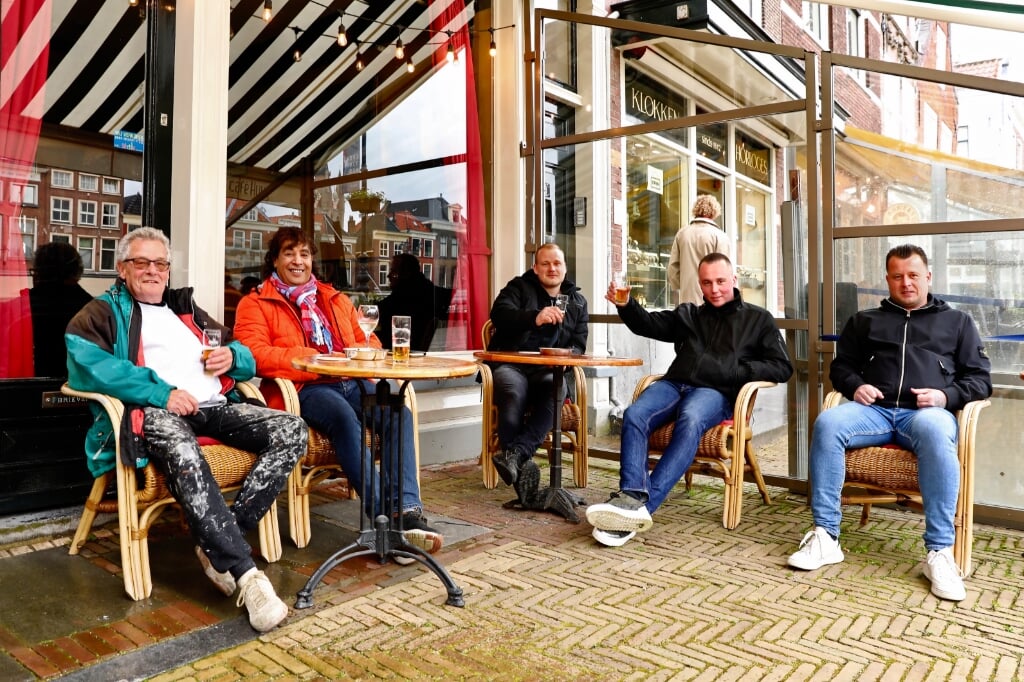 Bezoekers genieten van een biertje op een terras op de markt. (Foto: Koos Bommelé)