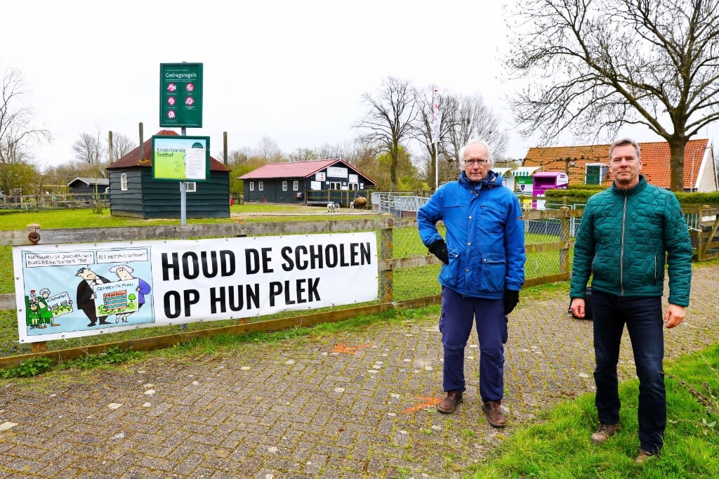 Van links naar rechts: Geert van der Poelgeest, Voorzitter Natuurlijk Delfland en Paul Koopman voorzitter Stichting behoud kinderboerderij en kindertuin Tanthof (Foto: Koos Bommelé)