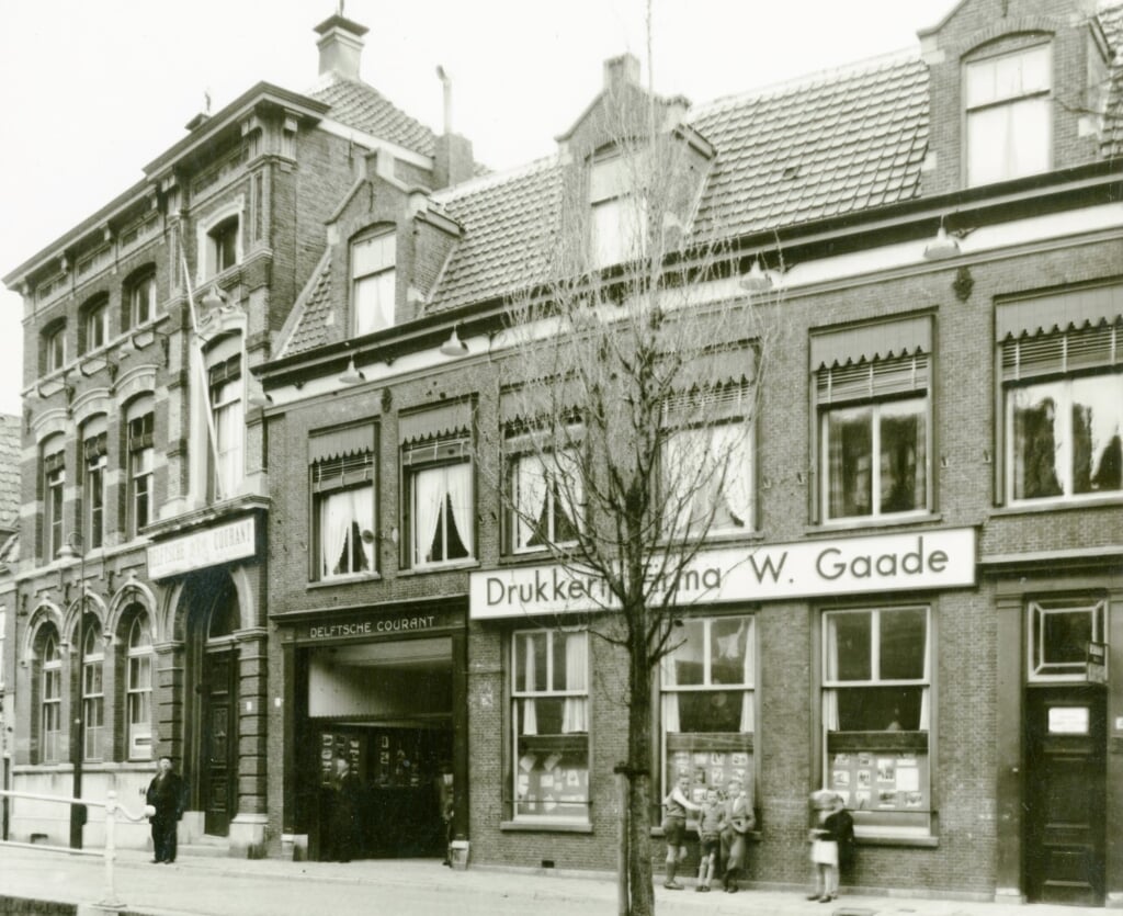 Bij Drukkerij W. Gaade aan de Verwersdijk rolt op 7 december 1946 de Delftsche Courant weer van de persen, anderhalf jaar ná de bevrijding. (Foto: Van der Reijken; Stadsarchief Delft)