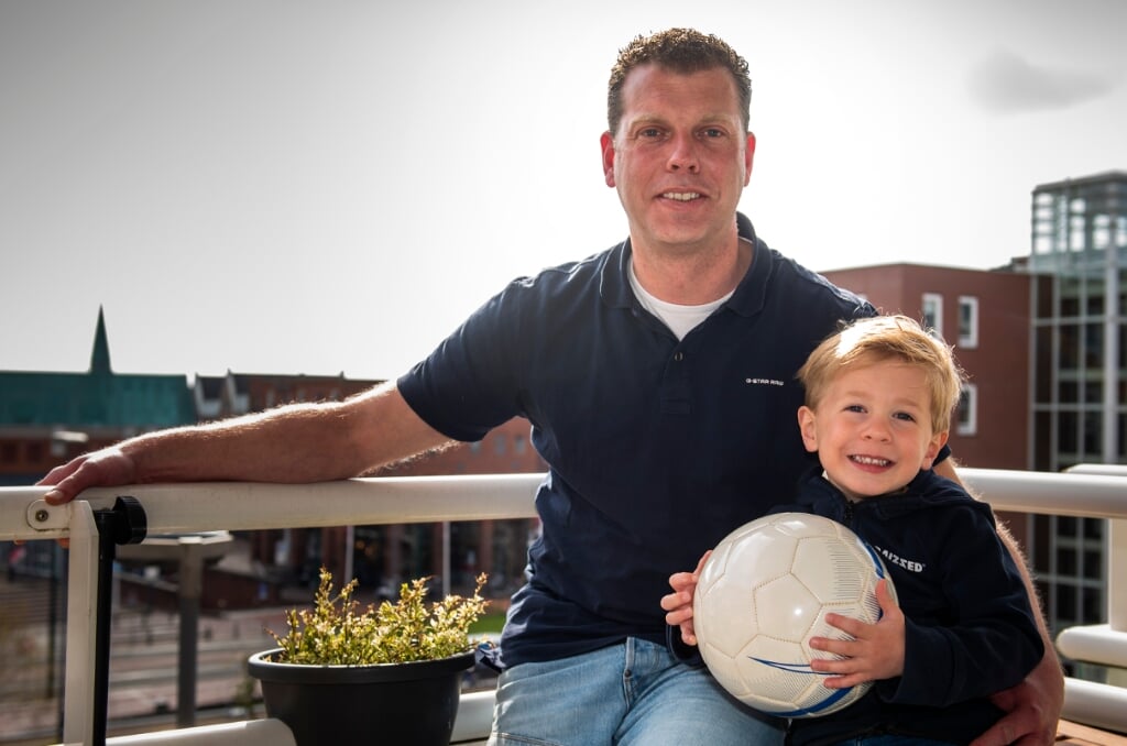 Mark van der Kaaij, op de foto met zoon Luuk, wil wel hardlopen: 'Maar dan achter een bal, gelukkig kan dat nog bij DHL.' (foto: Roel van Dorsten)