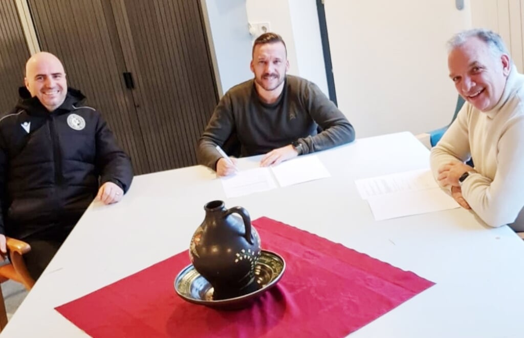 Dennis Glasbergen tekent zijn contract als nieuwe hoofdtrainer van DVC