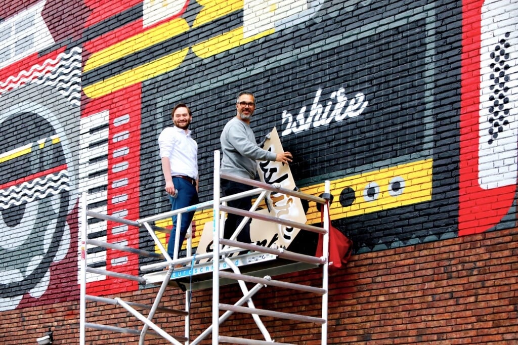 Wethouder Bas Vollebregt en kunstenaar Micha de Bie leggen de laatste hand aan het kunstwerk (Foto: Koos Bommelé)
