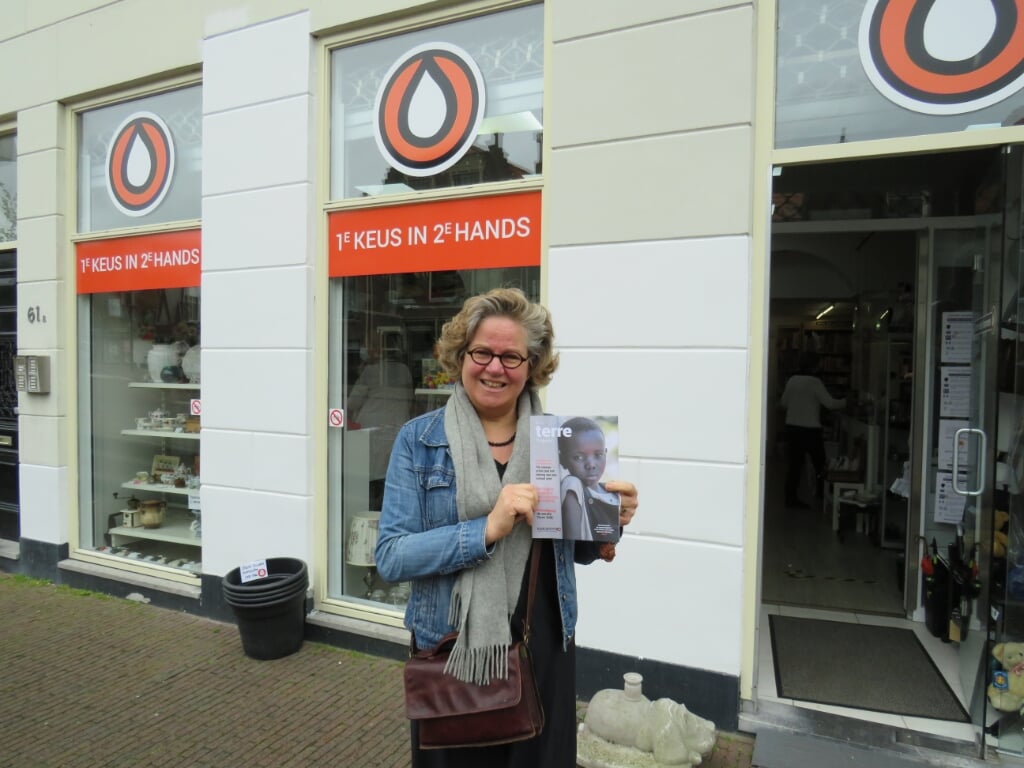Mariza bij de Delftse winkel van Terre des Hommes aan de Nieuwe Langendijk