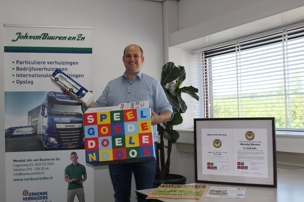 “De Speelgoededoelendoos is een initiatief van de Mondial Movers Foundation”, vertelt Joshua van Buuren. EvE) 
