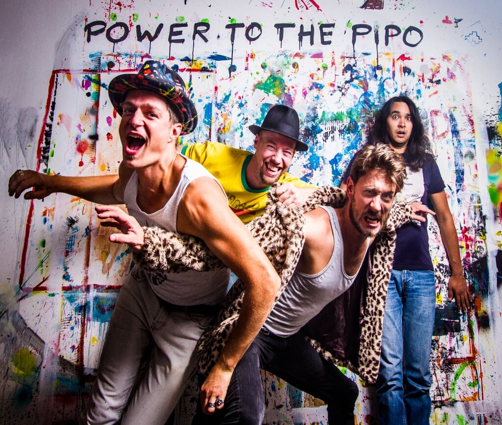 De band Power to the Pipo vaart met explosieve en groovy jazzfunk muziek op de rondvaartboot door de Delftse grachten (Foto: Teis Albers)
